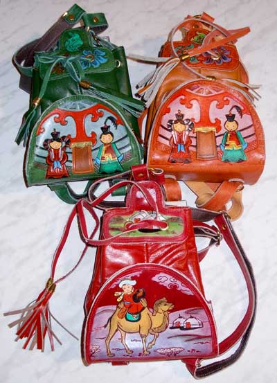 Оригинальный рюкзачок ручной работы из кожи с искусно выполненным тиснением и росписью.